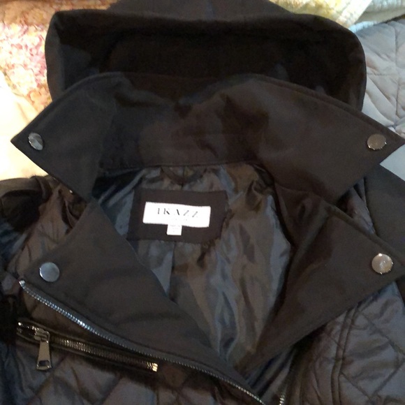 Black quilted asymmetrical zippered coat like new, worn only a few times - Picture 4 of 6